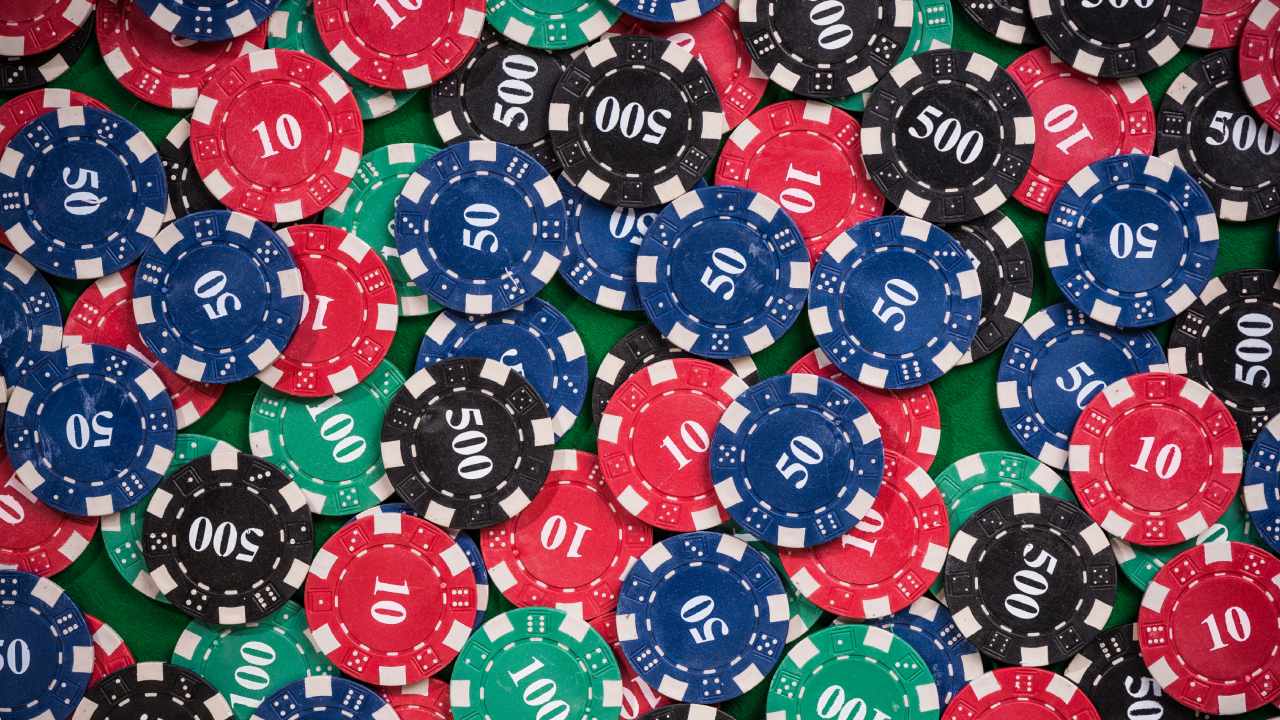 No Deposit Free Spins VS No Deposit Cash